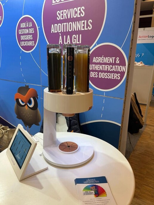 Aussi célèbre que la Chouette sa mascotte, voici la machine à cocktail Horizon, puit de technologie où viennent s'hydrater les congressistes de la FNAIM au Louvre, 2023